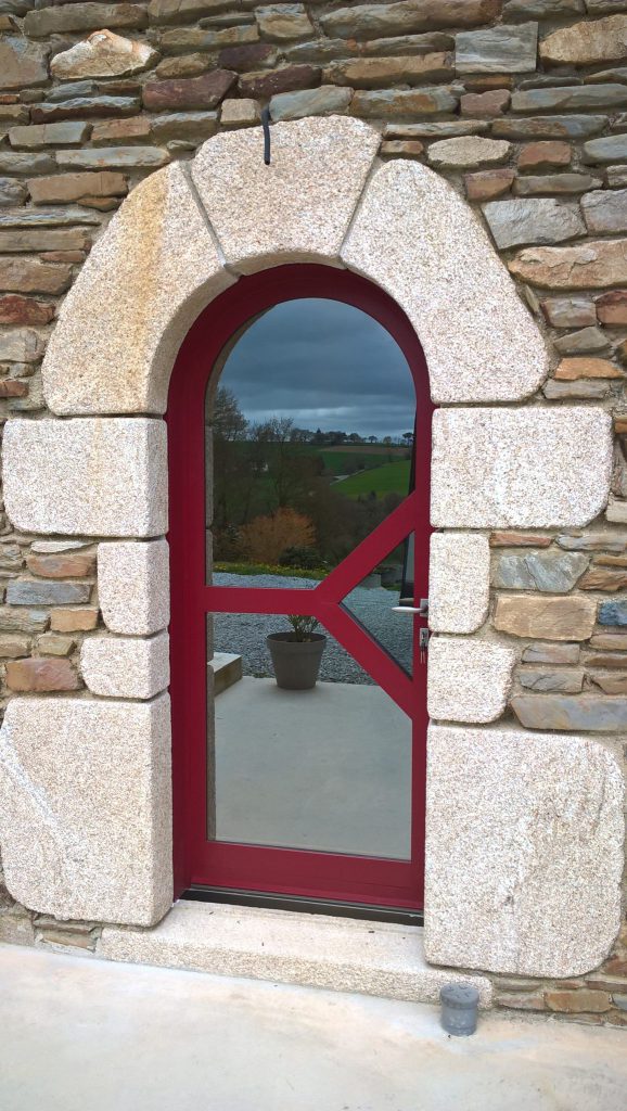 Porte d'entrée bois Castellane cintrée avec fixes en dormant plein cintre.